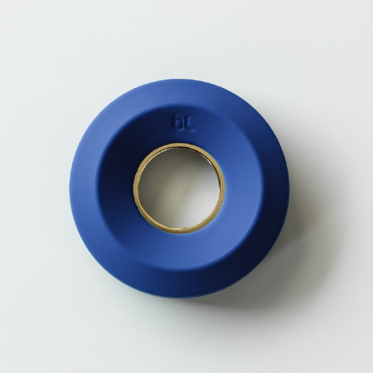 Bluelounge_cableyoyo_gold_blue_31529d79-d83f-4a83-a68e-fdc5ea1b00fd.jpg